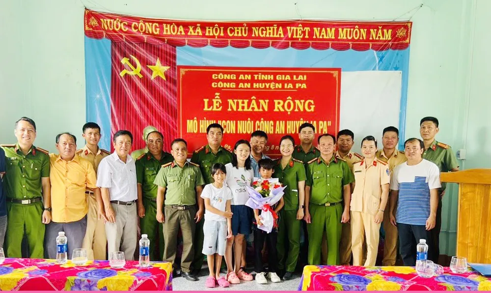 Tháng 8-2023, Công an huyện Ia Pa làm lễ nhận em Kpă Nguyên làm "con nuôi công an". Ảnh: CA. Mô hình con nuôi công an huyện Ia Pa, Gia Lai