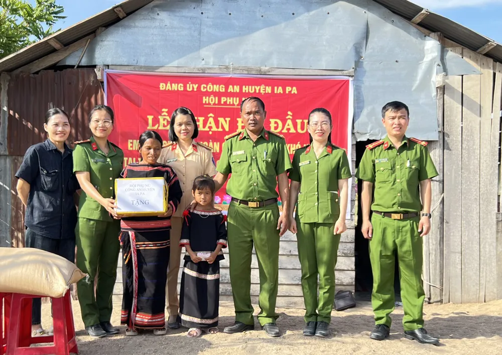 Công an huyện Ia Pa làm lễ nhận đỡ đầu cho một cháu bé. Ảnh: CA. Mô hình con nuôi công an huyện Ia Pa, Gia Lai