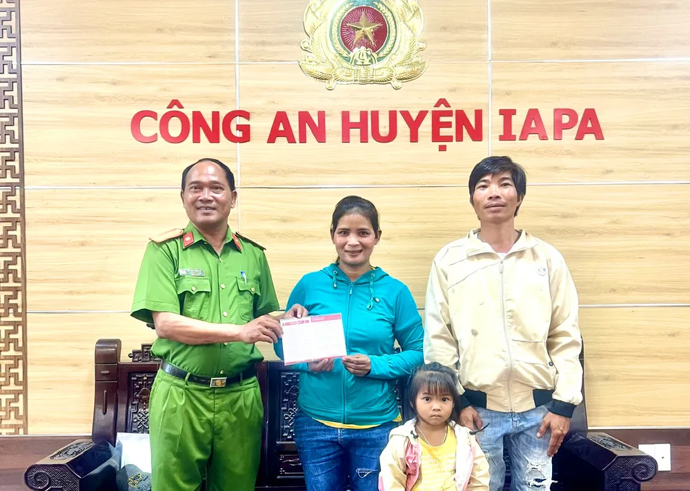 Lãnh đạo Công an huyện Ia Pa trao sổ tiết kiệm trị giá 50 triệu đồng cho gia đình em Kpă Nguyên, hỗ trợ em học tập đến năm 18 tuổi. Ảnh: CA. Mô hình con nuôi công an huyện Ia Pa, Gia Lai
