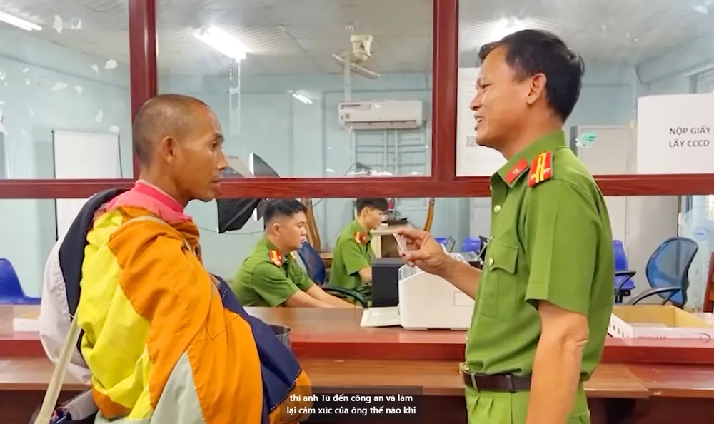 Công an tỉnh Gia Lai cấp CCCD cho ông Lê Anh Tú. Ảnh cắt từ clip. Cấp CCCD cho sư Thích Minh Tuệ