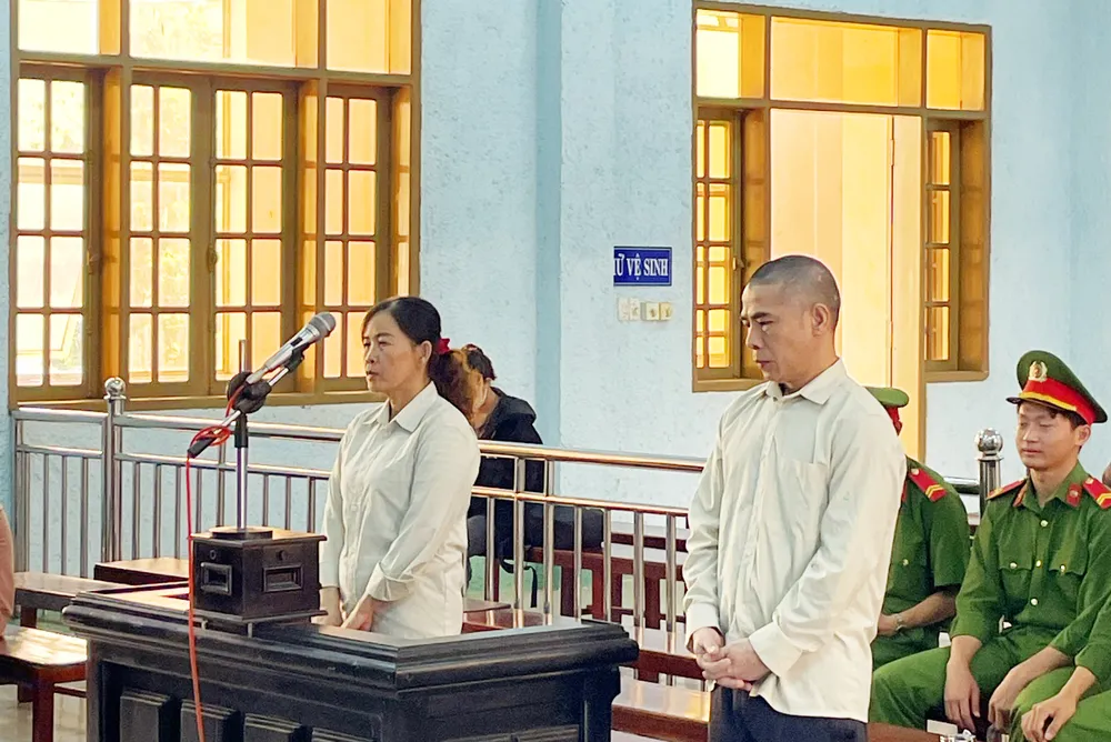 Hai bị cáo Thạch Văn Binh và Nguyễn Thị Kim Ngọc. Ảnh: TS. Dùng tiền thật mua tiền giả bị bắt ở Gia Lai
