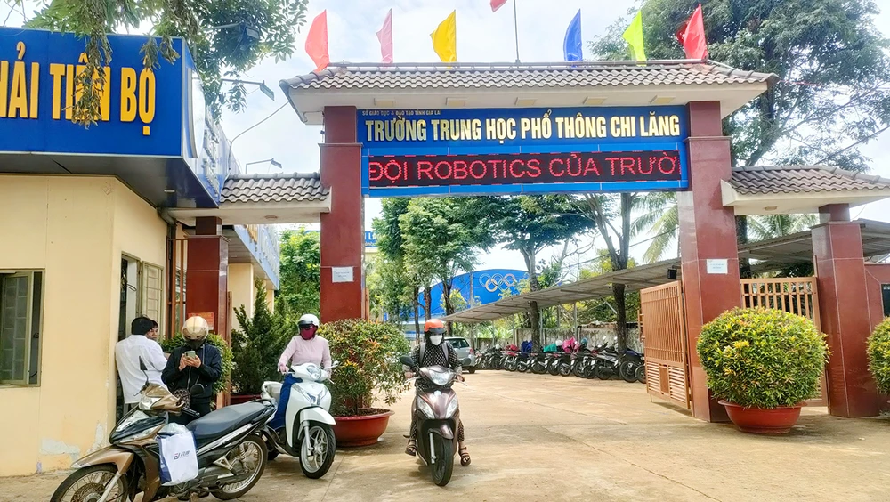 Có 21 học sinh lớp 12 Trường THPT Chi Lăng bị các triệu chứng nghi ngộ độc thực phẩm. Ảnh: LK. Nhiều học sinh trường THPT Chi Lăng nghi bị ngộ độc thực phẩm