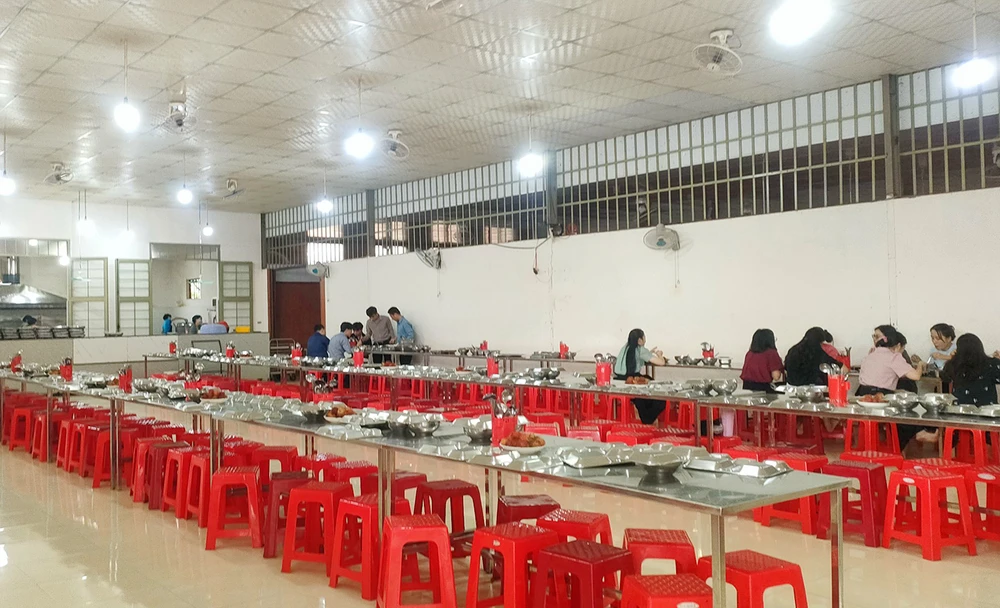 Khu vực bếp ăn tập thể Trường THPT Chi Lăng. Ảnh: LK. Nhiều học sinh trường THPT Chi Lăng nghi bị ngộ độc thực phẩm