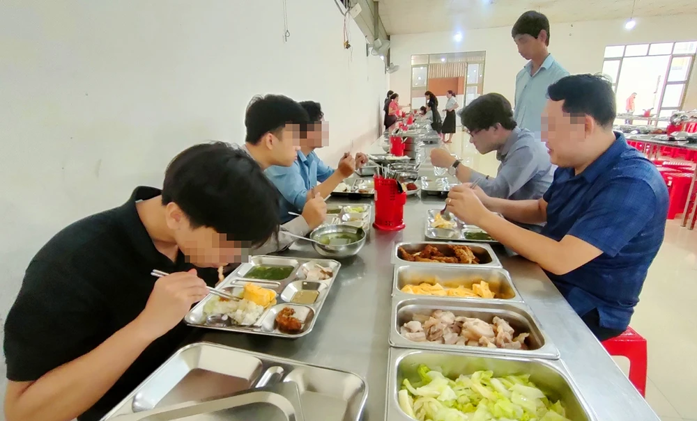Các em học sinh nội trú tại Trường THPT Chi Lăng, cho biết bữa ăn ngày 15-6 tại trường vẫn bình thường. Ảnh: LK. Nhiều học sinh trường THPT Chi Lăng nghi bị ngộ độc thực phẩm