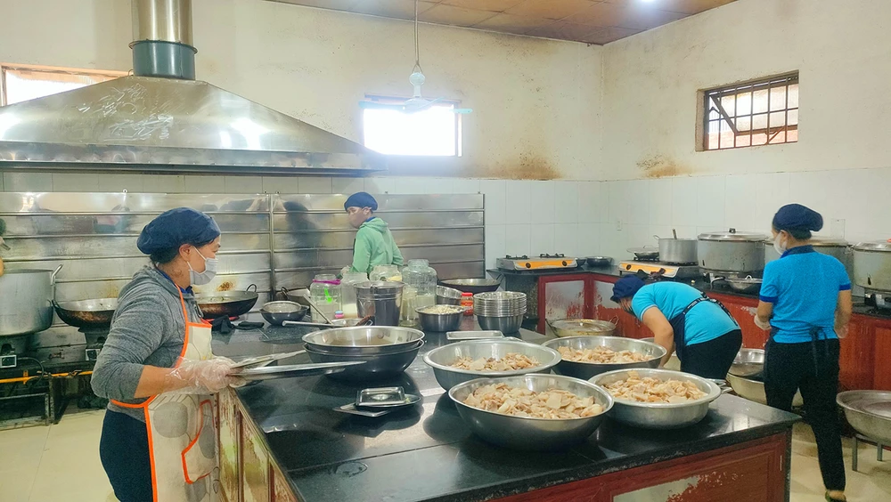 Theo lãnh đạo Trường THPT Chi Lăng, nguồn thực phẩm đầu vào của trường luôn được kiểm soát, đảm bảo an toàn vệ sinh thực phẩm. Ảnh: LK. hoc-sinh-ngo-doc-thuc-pham-truong-THPT-Chi-lang-Gia-lai 4.jpg