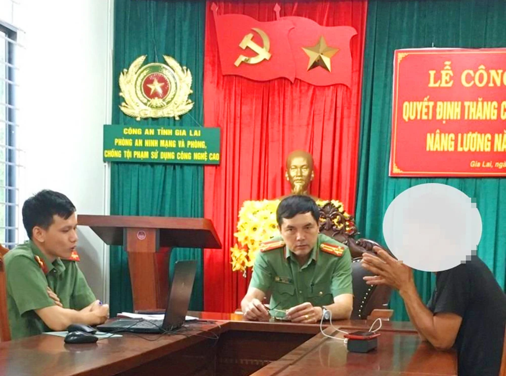 Ông ĐMT trình báo cơ quan công an. Ảnh: CA. Cảnh báo lợi dụng hiện tượng Thích Minh Tuệ để trục lợi