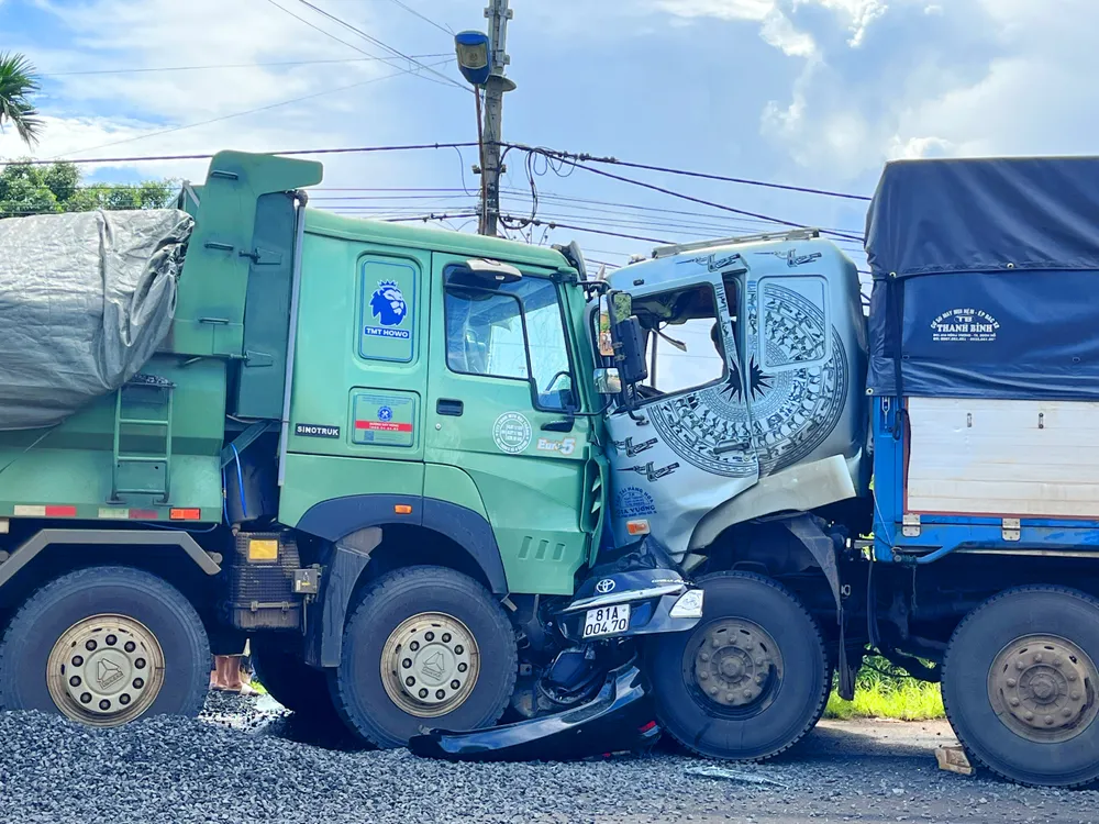 Ô tô con của CLB HAGL bị kẹp dí giữa hai xe tải. Ảnh: HP. Xét xử vụ tai nạn khiến ba thành viên CLB Hoàng Anh Gia Lai tử vong