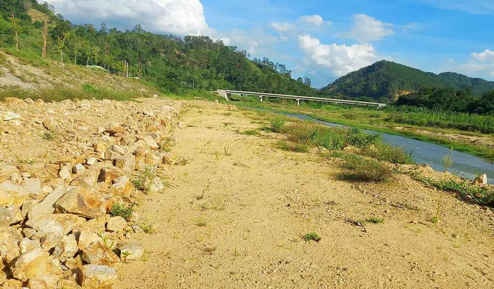 Đoạn sông Pô Kô bị đổ đất đá thải. Ảnh: ĐN Đổ thải xuống sông Pô Kô Kon Tum