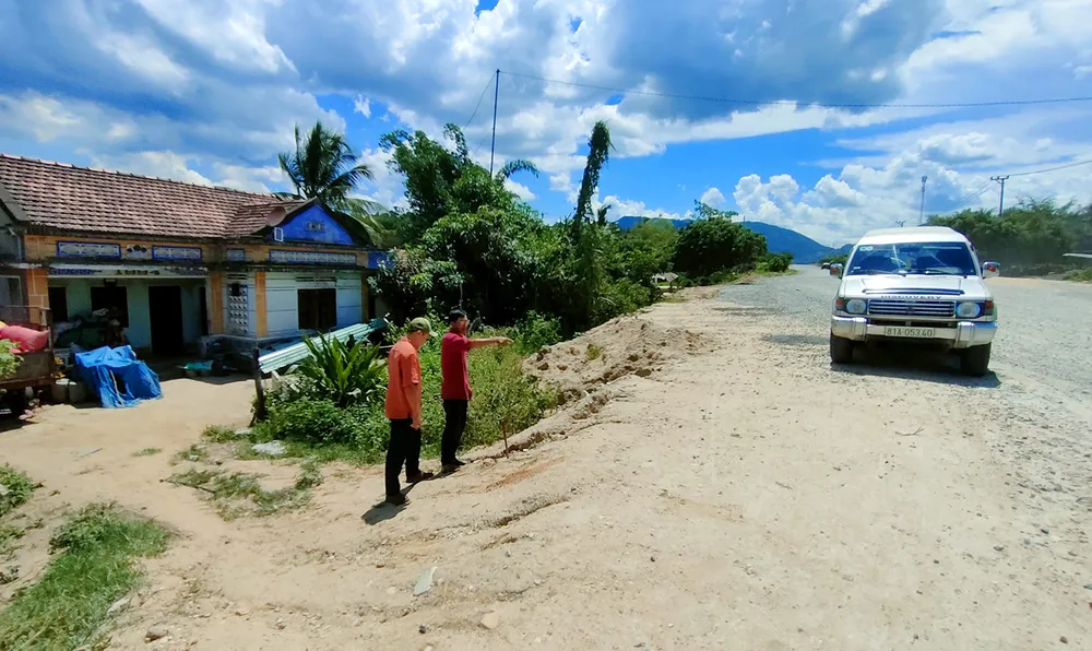 Đất, nhà bà Phạm Thị Nhậm nằm trong khu vực hành lang an toàn giao thông, không thể thu hồi nên không thể đền bù theo quy định. Ảnh: LK. Quốc lộ 19 vướng, thay đổi thiết kế vì một hộ dân