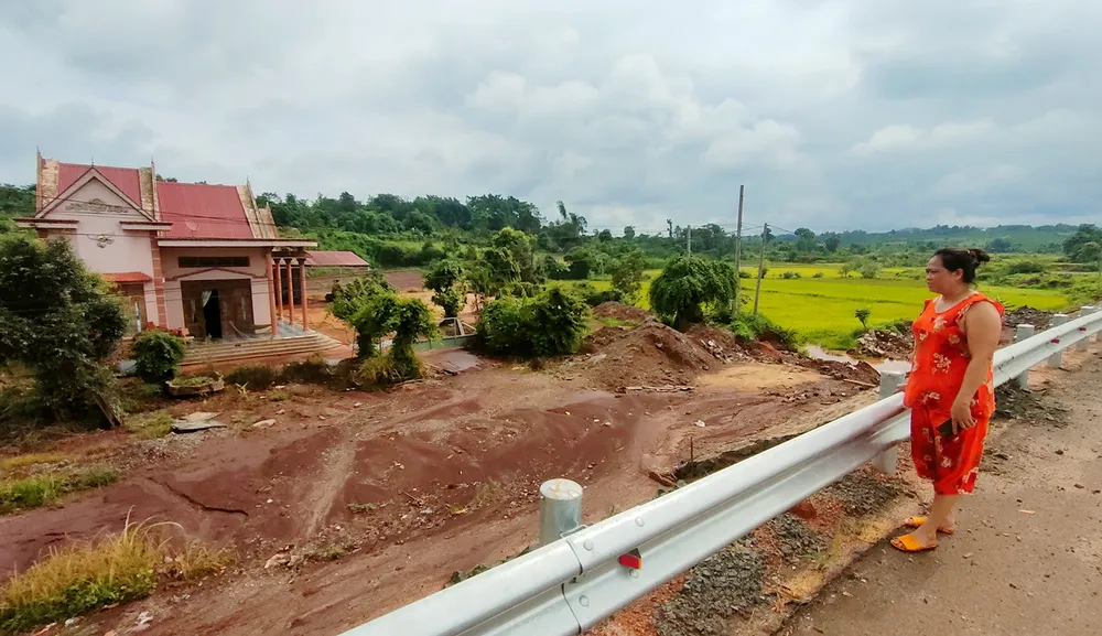 Căn nhà bà Vũ Thị Thu Trâm ở xã KDang, huyện Đăk Đoa bị cầu Vàng bít luôn đường đi lại. Ảnh: LK. Dân cạnh cầu, quốc lộ 19 khốn khổ vì không có đường đi