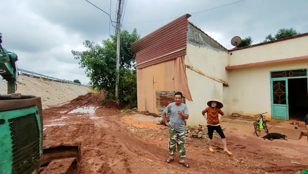 Người dân mòn mỏi chờ con đường. Ảnh: LK. Thi-conng-quoc-lo-19-dan-khong-co-duong-di-2.jpg