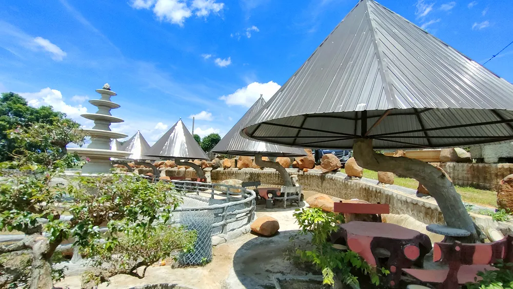 Lượng khách đến thăm vườn nhiều, vợ chồng ông Hòa xây dựng thêm các tiểu cảnh phục vụ người tham quan. Vuon-cay-bang-lang-co-thu-doc-la-gia-lai-8.jpg
