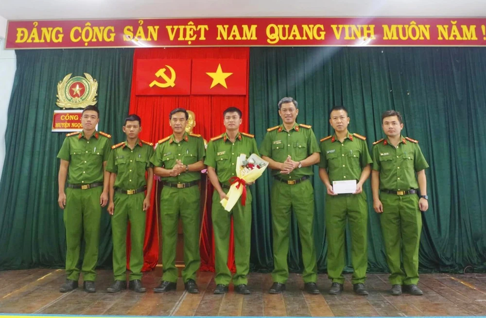 Lãnh đạo Công an huyện Ngọc Hồi khen thưởng Đội CSĐT tội phạm về hình sự, kinh tế, ma túy đã có thành tích xuất sắc trong phá án. Ảnh: CA. Cong-an-huyen-ngoc-hoi-thanh-congpha-an-trom-cap-tai-san.jpg