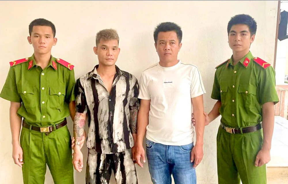 Hai bị can Nguyễn Thái Hào và Văn Ngọc Thành dùng ô tô đi trộm bị công an bắt giữ. Ảnh: CA. Công an Kon Tum và Gia Lai phối hợp bắt 2 người dùng ô tô đi trộm