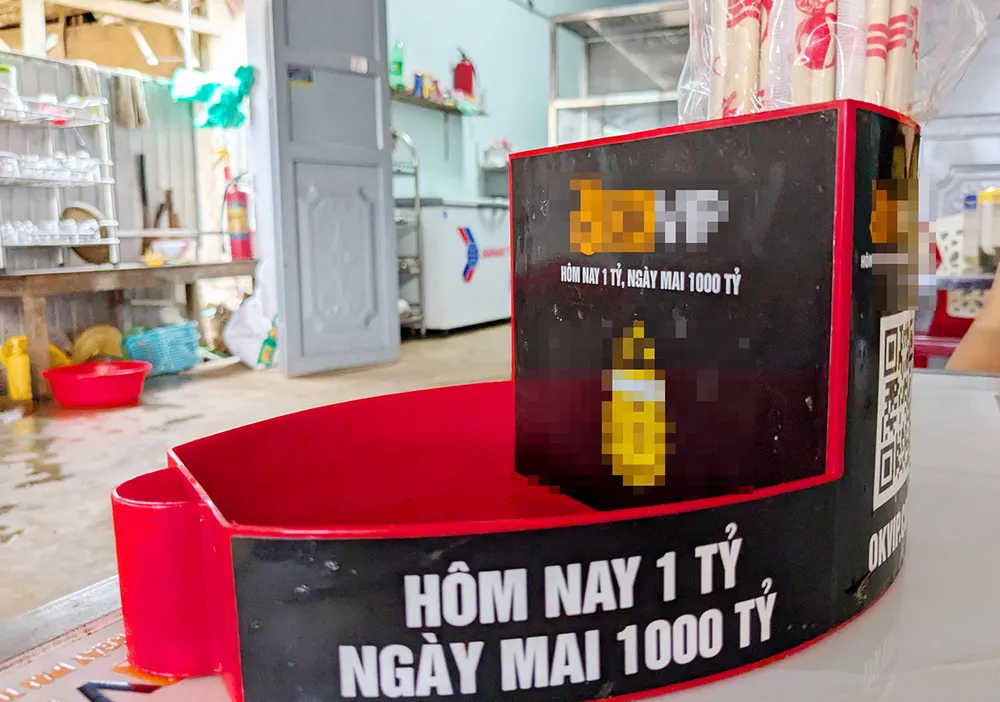 Ống đũa được tài trợ có nội dung và mã QR liên quan đến quảng cáo cờ bạc Quảng cáo cờ bạc trá hình ở Pleuku Gia Lai