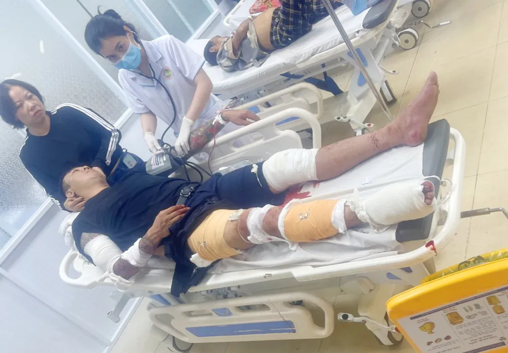 Anh ĐVT bị chém, nhập viện trong tình trạng nguy kịch. Ảnh: CA. Bà Nguyễn THị Duyên thuê giang hồ chém chủ nợ