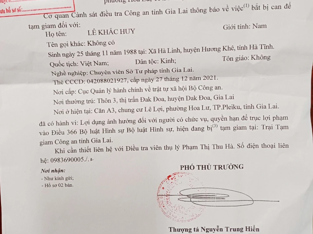 Cơ quan CSĐT thông báo bắt tạm giam bị can Lê Khắc Huy. Ảnh: LK. Bắt giam cán bộ Sở Tư Pháp Gia lai
