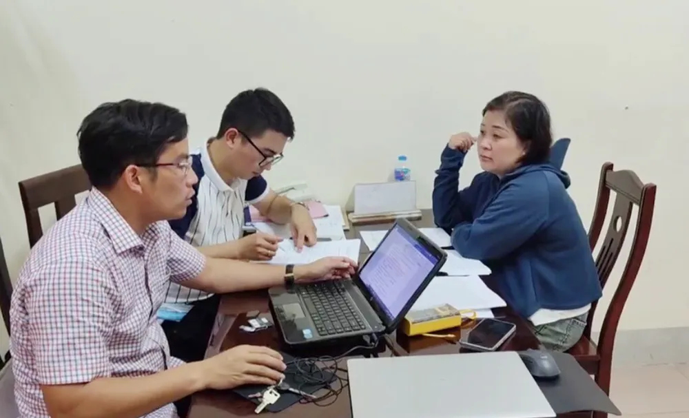 Cơ quan công an làm việc với bà Lê Thị Hồng Vui. Ảnh: CA. Bắt một phụ nữ lợi dụng sư Thích Minh Tuệ để lừa đảo