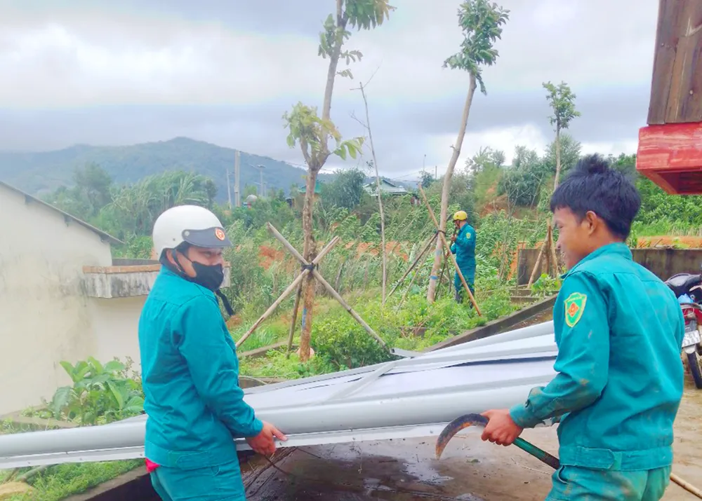Lực lượng dân quân giúp dân khắc phục hậu quả do bão số 2. Thiet-hai-do-bao-2.jpg
