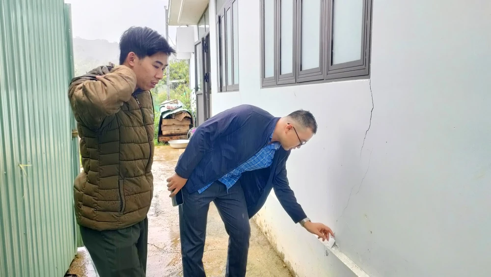 Vách tường của Trạm Quản lý Bảo vệ rừng Đắk Kôi 2 bị nứt. Ảnh: LK. Noi-lo-vung-tam-chan-dong-dat-kon-plong 1.jpg