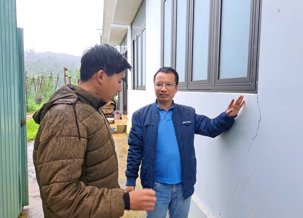 Trận động đất 5 độ gây nứt tường Trạm Quản lý Bảo vệ rừng Đăk Kôi 2 xã Đăk Tăng, huyện Kon Plông. Ảnh: LK. UBND huyện Kon Plông (Kon Tum) đã tổ chức kiểm tra, thăm hỏi nhân dân vùng bị ảnh hưởng bởi trận động đất mạnh.