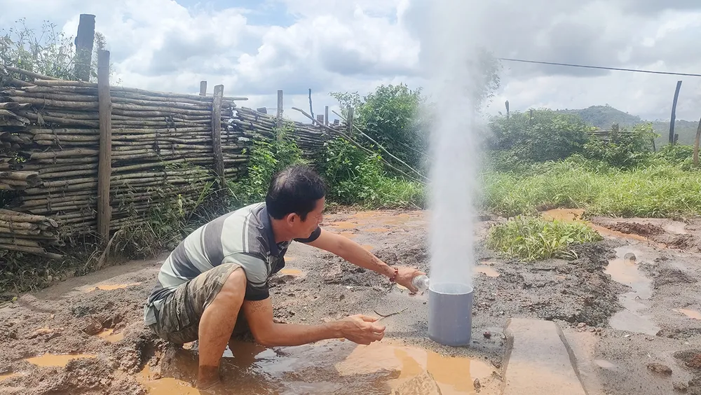 Hiện tượng lạ giếng khoan tự phun nước xảy ra sau trận động đất mạnh 5.0 độ ở Kon Tum. Ảnh: LK. Gieng-khoan-pjun-nuoc-hien-tuong-la 3.jpg