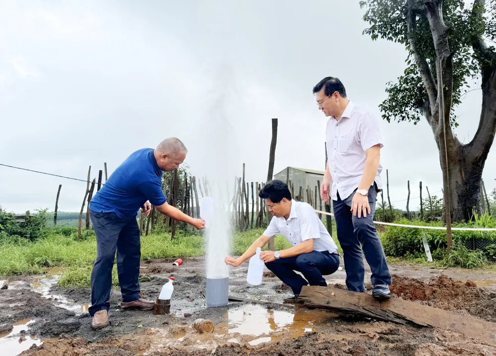 Liên đoàn Quy hoạch và Điều tra tài nguyên nước miền Trung kiểm tra hiện trường và lấy mẫu tại giếng khoan tự phun. Ảnh: HN. Hiện tượng giếng khoan tự phun kết quả phân tích ở Gia Lai