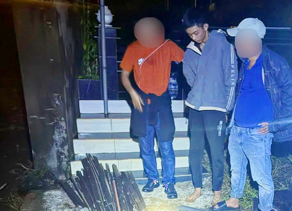 Lực lượng công an bắt quả tang, tạm giữ hình sự Nguyễn Tấn Phát đang có hành vi trộm mộ. Ảnh: CACC. Tạm giữ hình sự ban đối tượng trộm mộ