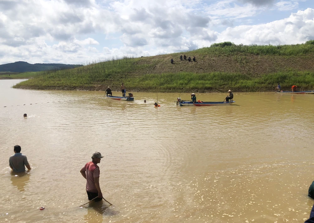 UBND-xa-ho-mong-huy-dong-luc-luong-tim-kiem-nguoi-bi-nan-duoi-nuoc 3.jpg