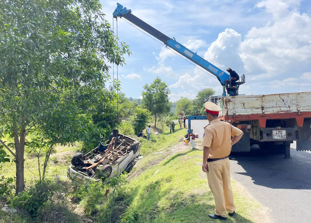 Lực lượng công an kiểm tra hiện trường vụ tai nạn. Ảnh: HP Hành khách tử vong tai nạn xe khách quốc lộ 25