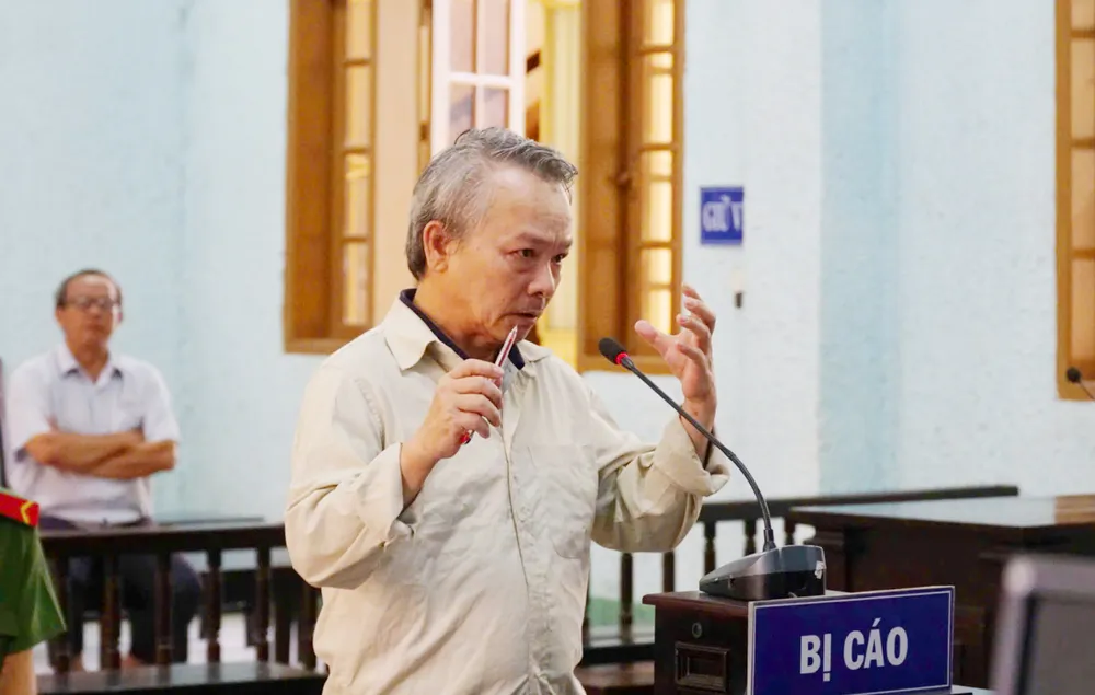 Bị cáo Võ Đình Sớm, cựu thẩm phán TAND tỉnh Gia Lai, kêu oan, nói mình không nhận hối lộ. Ảnh: LK. Thẩm phán Võ Đình Sớm nhận hối lộ, bật khóc