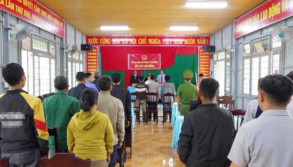 Nhiều người dân theo dõi phiên tòa xét xử lưu động tại UBND xã Đăk Sao, huyện Tu Mơ Rông. Ảnh: CA. Xét xử lưu động hủy hoại rừng tại thánh đại sâm ngọc linh ở huyện Tu Mơ Rông, Kon Tum