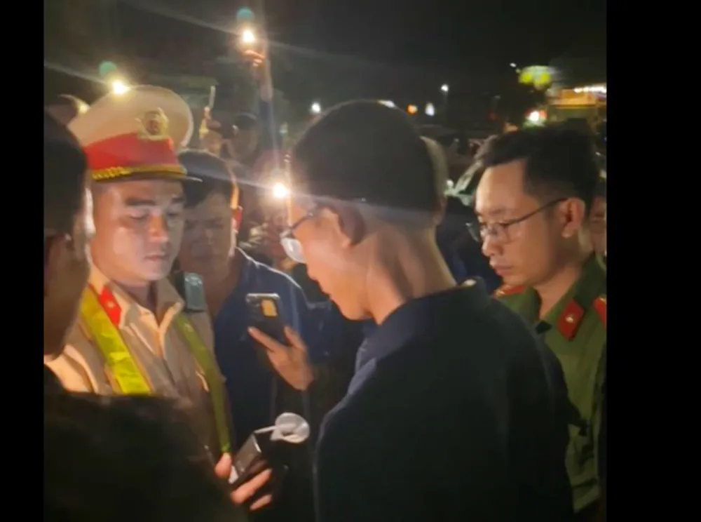 Người dân bao vây, yêu cầu công an đo nồng độ cồn đối với lái xe Nguyễn Hồng Phong (áo đen, đeo kính) sau khi gây tai nạn. Ảnh cắt từ clip. Bị can Nguyễn Hồng Phong, cựu cán bộ CSGT huyện Chư Prông gây tai nạn chết người