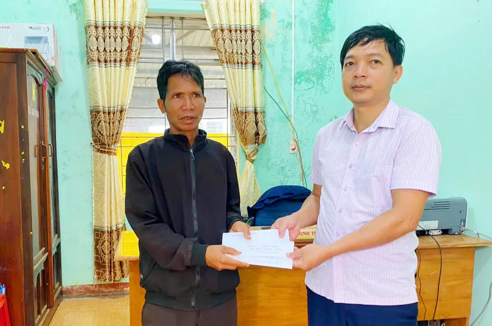 Đại diện UBND xã Chư Pơng (bìa phải) trao tiền hỗ trợ 1,5 triệu đồng cho gia đình anh Kpuih Thay. Ảnh: HP. Ăn thịt cóc gia đình ba người ngộ độc nhập viện