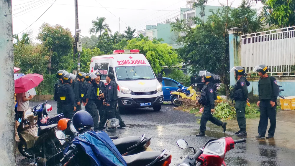 Lực lượng Công an TP Pleiku khống chế thành công thanh niên ngáo đá, đảm bảo an toàn. Ảnh: LK. Công an Tp Pleiku khống chế thành công thanh niên ngáo đá