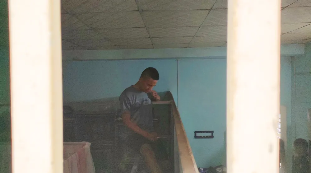 NTL tự cầm kéo kê vào cổ mình, đe dọa tự sát nếu lực lượng chức năng và người nhà xông vào phòng. Thanh-nien-ngao-da-co-thu-1.jpg