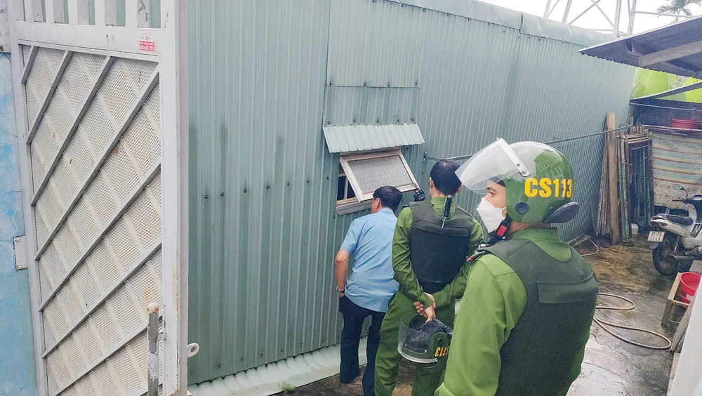 Lượng lượng công an tiếp cận khu vực phòng ngủ nơi thanh niên ngáo đá cố thủ. Thanh-nien-ngao-da-co-thu-2.jpg