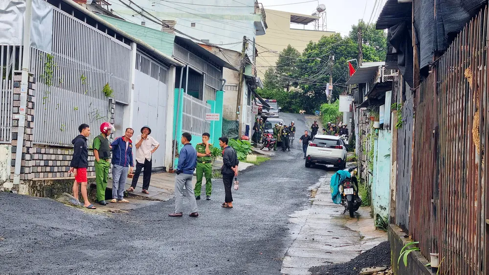 Lực lượng công an có mặt tại hiện trường hẻm 29 Lê Duẩn, TP Pleiku. Ảnh: LK. Thanh-nien-ngao-da-co-thu-5.jpg