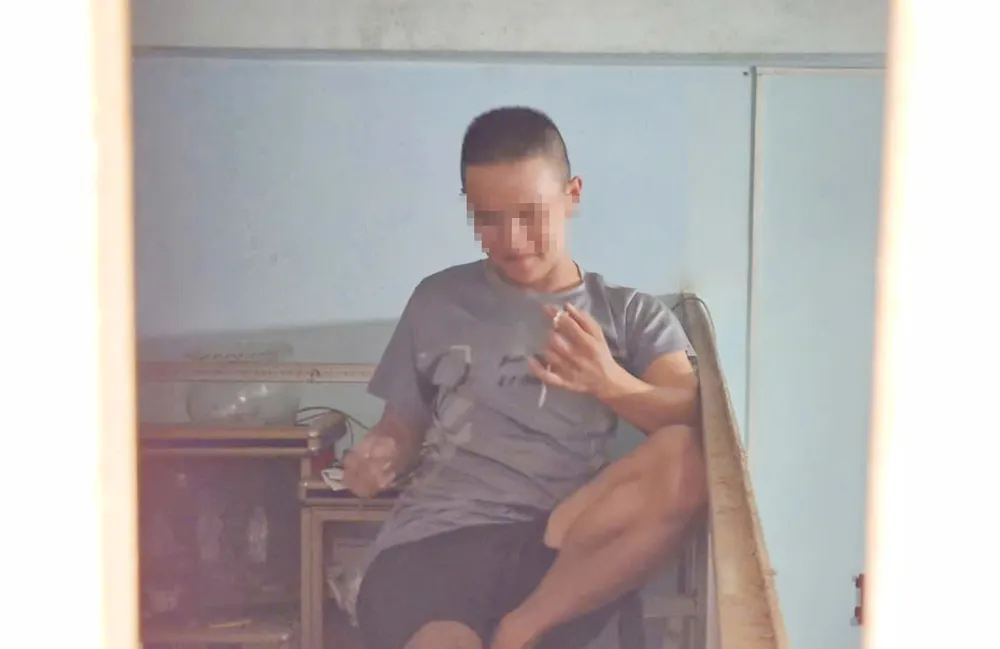 NTL cầm kéo cố thủ trong phòng. Ảnh: LK. Thanh-nien-ngao-da-co-thu-7.jpg