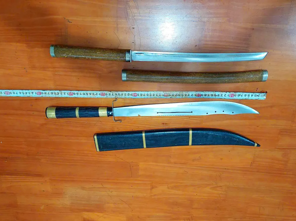Hung khí bị thu giữ. Ảnh: CA. Thanh-nien-ngao-da- 1.jpg