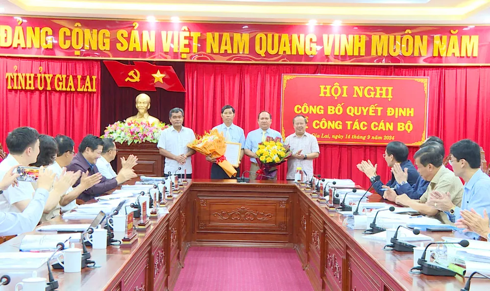 Ban Thường vụ Tỉnh ủy Gia Lai trao quyết định, tặng hoa chúc mừng ông Rah Lan Chung, Chủ tịch UBND tỉnh Gia Lai và ông Trần Minh Sơn, Chủ tịch UBMTQ Việt Nam tỉnh Gia Lai. Ảnh: LK. Ông Rah Lan Chung được phê duyệt giữ chức chủ tịch UBND tỉnh Gia Lai