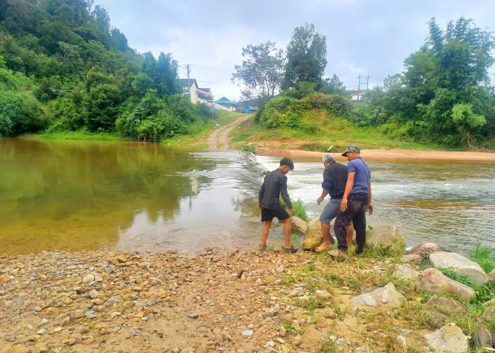 Ngầm tràn qua xã Măng Bút, huyện Kon Plông ngập sâu gây ngập cục bộ