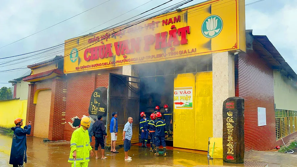 Lực lượng chức năng tham gia dập lửa ở chùa Vạn Phật. Ảnh: CH. Chùa vạn Phật