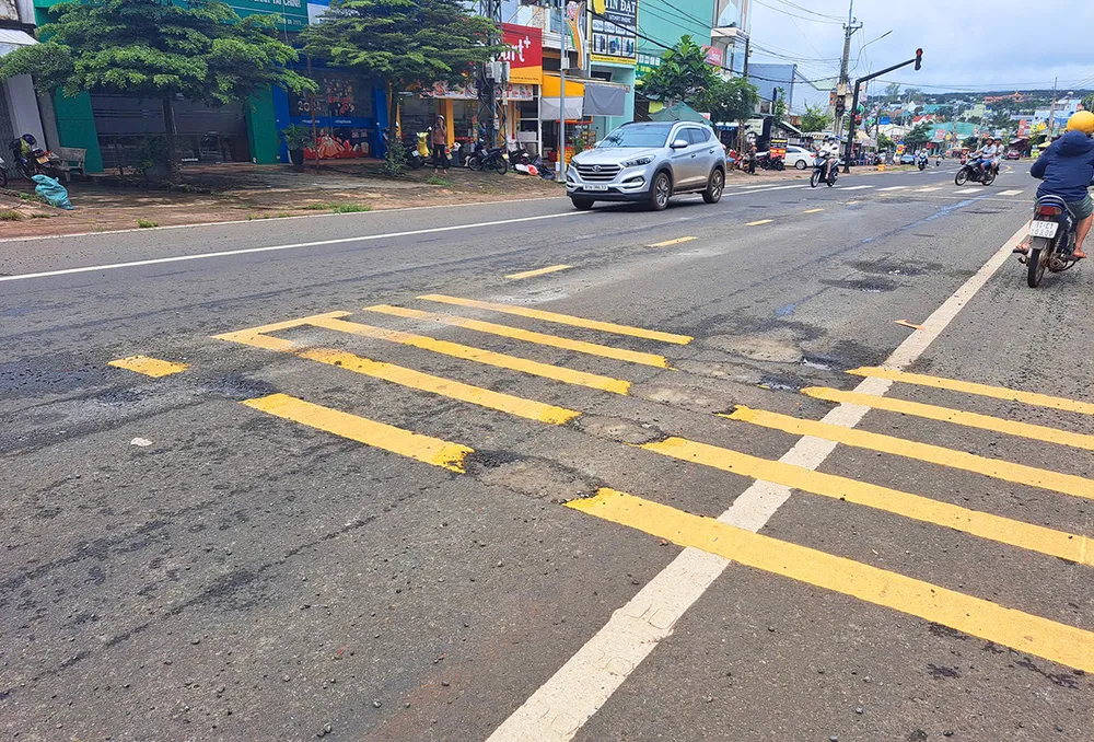 Nhiều vị trí được vá tạm nham nhở. Quoc-lo-19-hu-hong-3.jpg