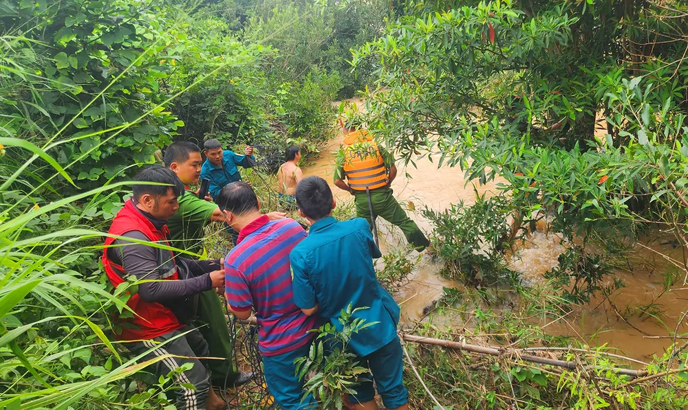 Công an huyện Mang Yang huy động hàng chục chiến sĩ tham gia giải cứu thanh niên bị mắc kẹt giữa sông Ayun. Giai-cuu-cong-dan-bi-mac-ket-nuoc-lu-5.jpg