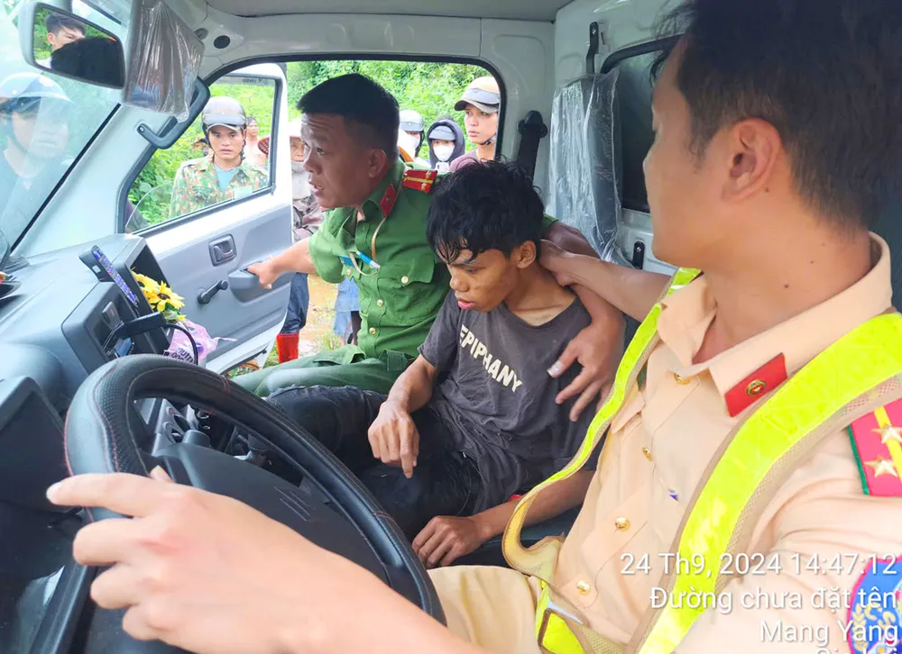 Anh Phan Minh Thắng được lực lượng công an giải cứu thành công và hỗ trợ đưa đi cấp cứu tại Trung tâm Y tế huyện Mang Yang. Ảnh: CA. 'Phép màu': Giải cứu thanh niên bị kẹt trong lũ giữa sông suốt 8 ngày