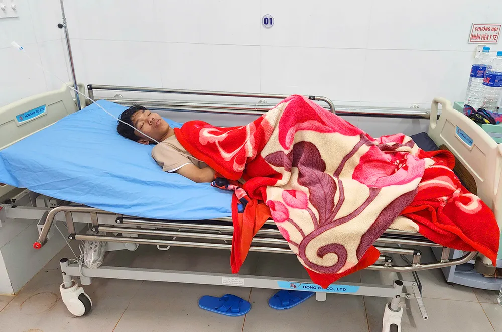 Sức khỏe của anh Phan Minh Thắng còn rất yếu. Hiện đang được Trung tâm Y tế huyện Mang Yang điều trị nhiễm trùng ở chân. Ảnh: LK. Giai-cuu-cong-dan-bi-mac-ket-nuoc-lu-9.jpg
