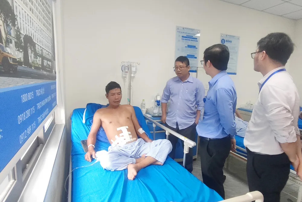 Ông Nguyễn Văn Hiếu đang điều trị sau khi được mổ cấp cứu do bị vỡ ruột thừa. Ảnh: LK. Vo-ruo-thua-do-chan-doan-sai-benh-1.jpg