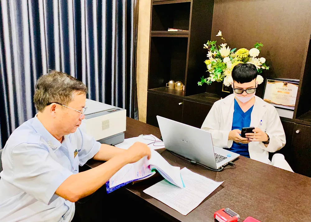 Ông Võ Minh Chiến (áo blue), chuyên ngành văn hóa giả mạo bác sĩ tên Võ Minh Thanh khám bệnh, tư vấn cho 40 bệnh nhân. Ảnh: NN. Co-so-kham-benh-khong-phep-khong-co-bang-cap-hanh-nghe-3.jpg