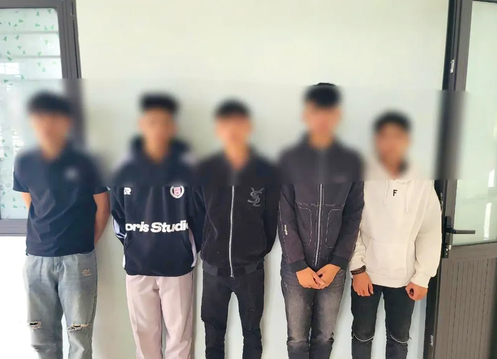 Công an huyện Sa Thầy triệu tập nhóm thanh niên hành hung, đánh người. Ảnh: CA. Chu-quan-cung-nhan-vien-hanh-hung-khach-da-man-sa-thay-3.jpg